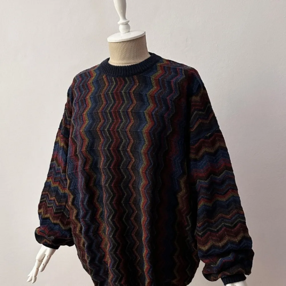 säljer denna jättefina retro tröjan perfekt skick storlek man xl  90% ull 10% polyamid 74 cm lång. köpt för 1900kr. Tröjor & Koftor.