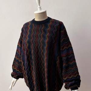 säljer denna jättefina retro tröjan perfekt skick storlek man xl  90% ull 10% polyamid 74 cm lång. köpt för 1900kr