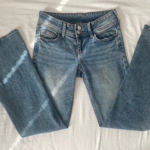 Low waist jeans - Lågmidjade Jeans från hm med mönster och knapp där bak🌸Använda ett par fåtal gånger 🩷