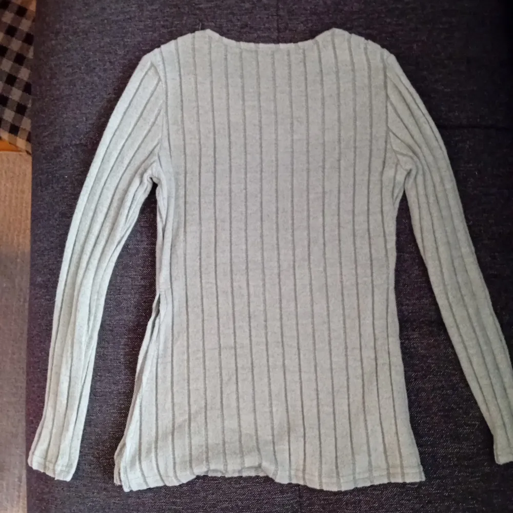 Oanvänd tröja från shein. Säljer pga att jag fick den men inte har användt den. Storlek 11( passar 11 åringar). Den är typ mint grön. . Tröjor & Koftor.