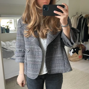 Trekvartsärmad jacka - Säljer denna trekvartsärmade kappan från märket Yessica! 