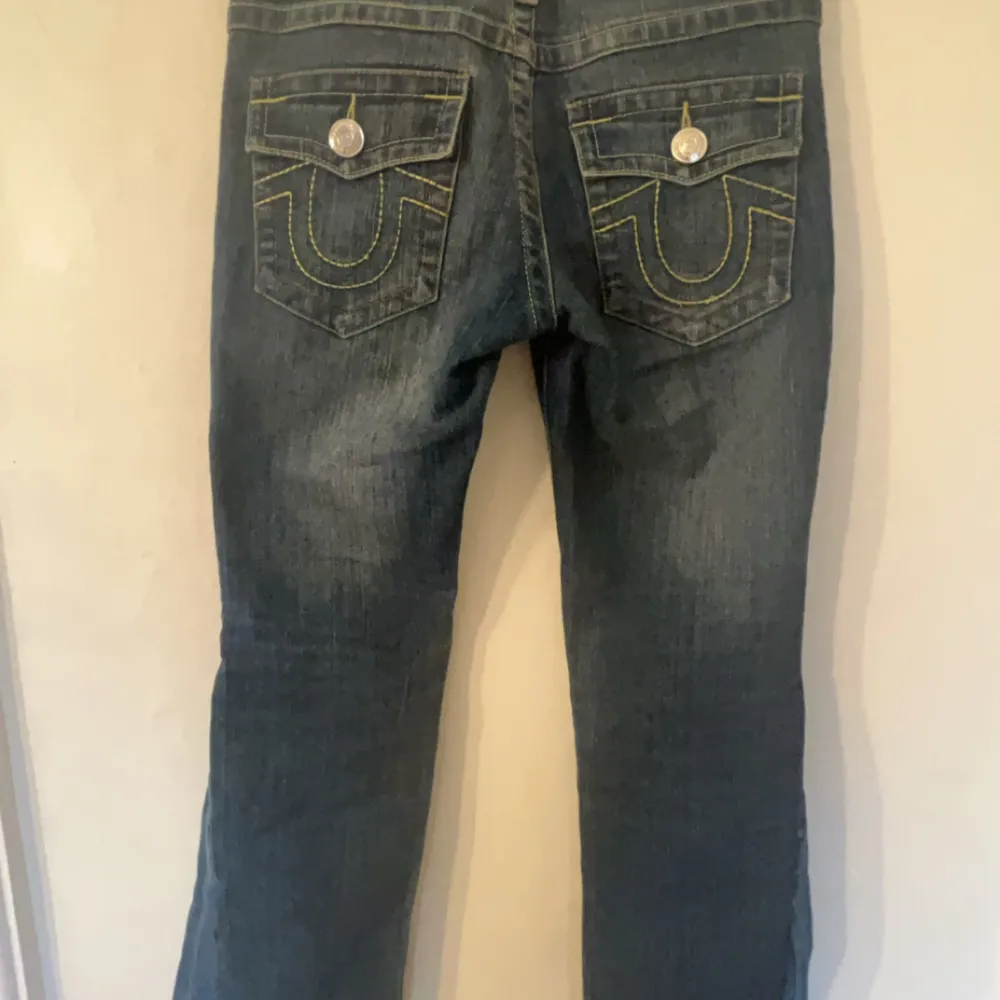 Jätte fina true religion jeans i strl 26, används inte då de är för små. Har sytt de på sidorna men d inget man riktigt märker💞. Jeans & Byxor.