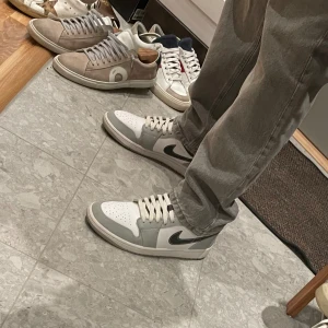 Jordan 1 mid light smoke grey + creaseskydd - Säljer mina snygga jordans för att de tyvärr inte längre kommer till användning.  Skick: 9/10 och har hela tiden använts  med creaseskydd och har rengjort skon regelbundet. 
