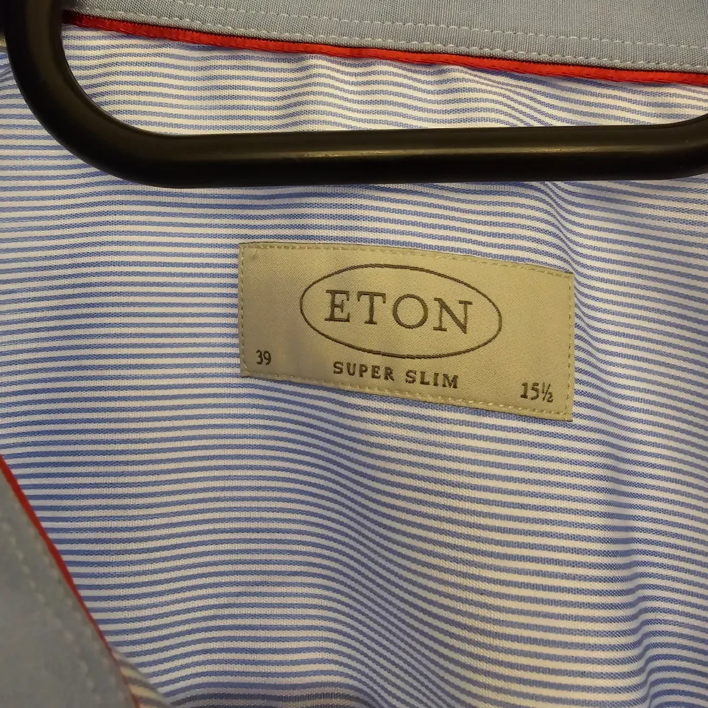 Snygg skjorta i bästa kvalitén från Eton. Tyvärr ett hål i fram enligt bild så med andra ord perfekt under en tröja.  Storlek 39 Super Slim. Skjortor.