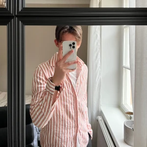 Randig skjorta i linne - Randig linneskjorta i storlek S, passar mig rätt bra (178cm). Riktigt najs och somrig, knappt använd! 