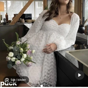 Studentklänning - Super fin och slut såld klänning från Sanna Jörviks kollektion. Infinit skick, använd 2 gånger. Eftersom den är väldigt eftertraktad vill jag gärna att ni kommer med bud.