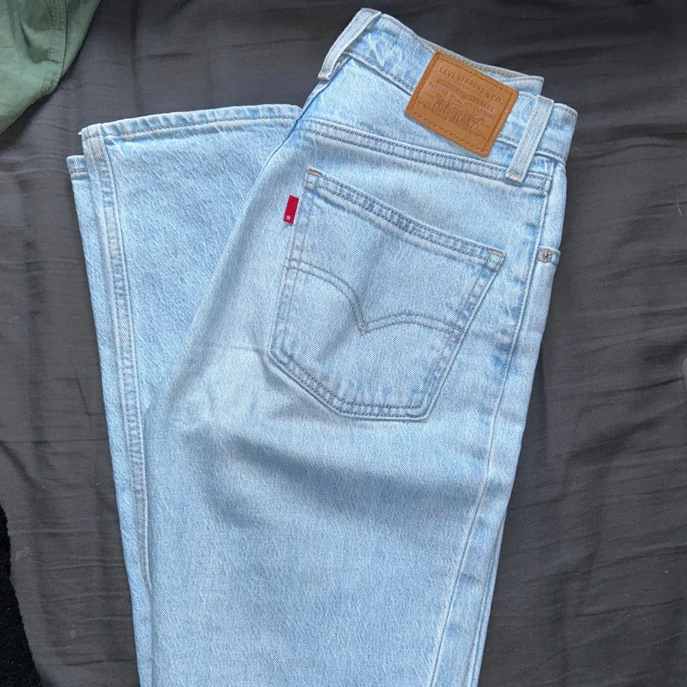 Ett par gamla favoritjeans som inte används så mycket längre tyvärr. 💌 inga defekter (be om bättre bilder om ni vill ha). Jeans & Byxor.