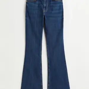 Säljer dessa blåa utsvängda jeans från hm då dom inte längre kommer till användning och jag söker nåt annat! Dom är välanvända men är i fint skick, dom är helt slutsålda och ny pris är 299kr💕