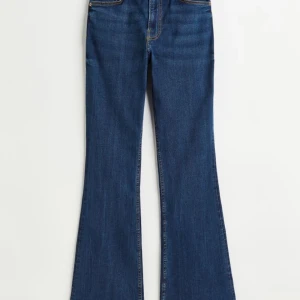 Blåa utsvänga jeans! - Säljer dessa blåa utsvängda jeans från hm då dom inte längre kommer till användning och jag söker nåt annat! Dom är välanvända men är i fint skick, dom är helt slutsålda och ny pris är 299kr💕