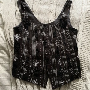 Väst blommig brun - Tyvärr för stor på mig!! Har aldorg orkat sy in. Fråga om mått om de behovs:) världens finaste märke från Danmark i toppen kvaliteten 