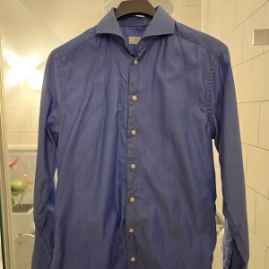Eton skjorta  - Snygg skjorta från bästa kvalitén från Eton. Liten fläck på ryggen enligt bild. Alltså perfekt för kostym eller under tröja.  Storlek 39 Super Slim