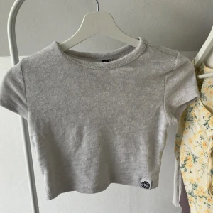 Vit T-shirt  - Croppad och använd men är i utmärkt skick. För liten för mig nu