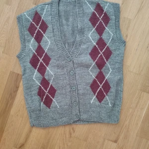 Grå stickad väst - Grå stickad väst