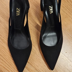 Snygga Zara klackor. Helt nya och icke använda!  - Zara klackskor med 5-6 cm klack. Helt nya och har ej använt (se bilder). Köpt för 550 kr. 