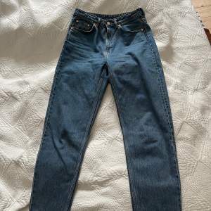 Superfina mellanblå jeans från Weekday modell Lash Extra High Mom Jeans.  100% bomull, jeansen som nya, använt fåtal ggr, strl passar ej mig i strl så säljer. 