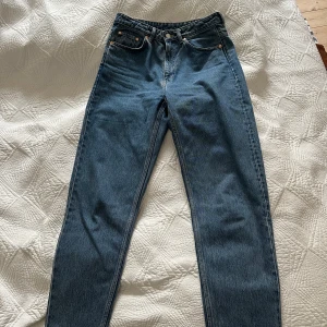 Jeans hög midja Weekday - Superfina mellanblå jeans från Weekday modell Lash Extra High Mom Jeans.  100% bomull, jeansen som nya, använt fåtal ggr, strl passar ej mig i strl så säljer. 