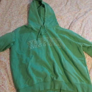 Hoodie - En skön hoodie från h&m i bra skick.