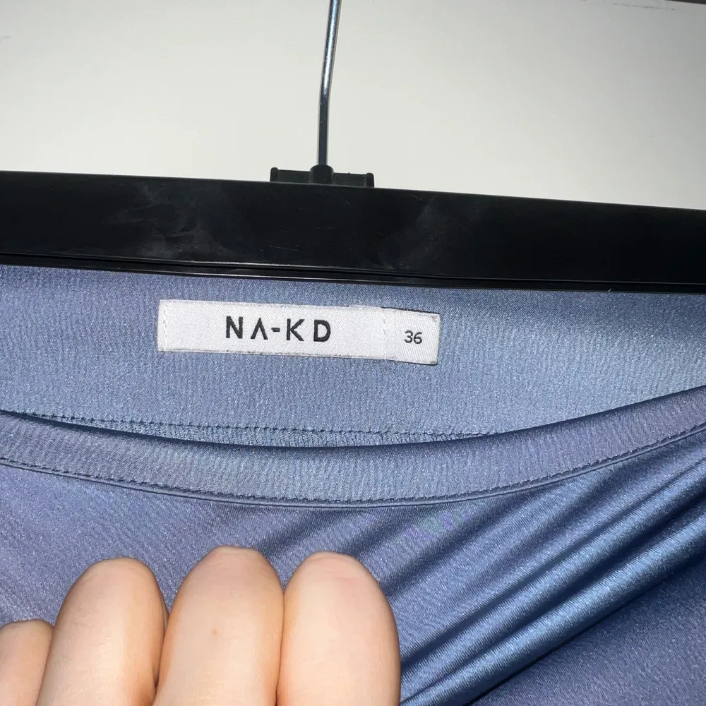 Blå midi satin kjol från NA-KD i strl 36🩵 jätte snygg nu till sommaren! Knappt använd . Kjolar.