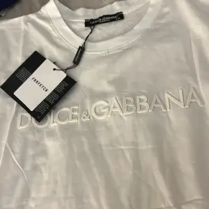 Helt ny dolce & Gabana T-Shirt för endast 2000kr.