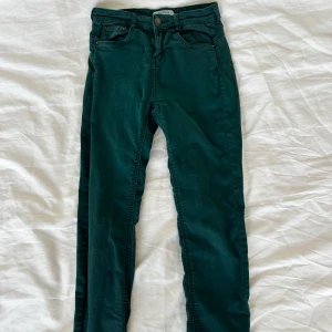 gröna skinny jeans från PULL&BEAR - skinny jeans i strlk 34, ej några defekter. Kontakta vid frågor❤️