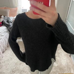 Grå stickad tröja  - Mörkgrå stickad tröja i bra skick! Storlek står inte men skulle gissa på S 