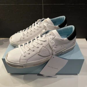 Philippe model  - Tja! Säljer nu dessa riktigt snygga Philippe model skor som är i nyskick! | Box och tag ingår | nypris: 4300kr, PRIS EJ HUGGET I STEN! 🤝🏽