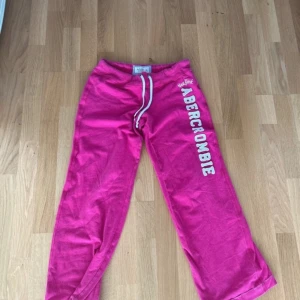 Mjukisbyxor - Super söta Abercrombie & Fitch mjukisbyxor som är raka i benen. De är lite korta i benen på mig som är 164.