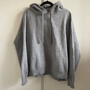 Grå hoodie  - • Basic 