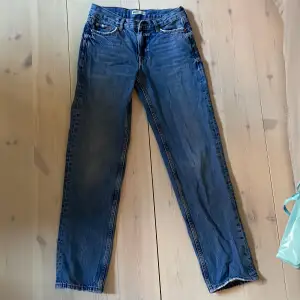 säljer mina älskade jeans från Gina Tricot. De är low wasted, men inte super low wasted. Straighta, ganska långa byxor,själv är jag 1,75m och de passar mig perfekt. Inga fläckar eller liknade, de är inte jätte baggy.Och de passar bäst till någon smal
