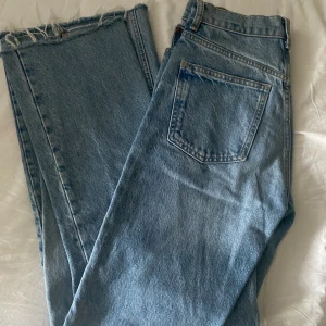 Jeans - Jeans från Zara. Katt finns i hemmet. 