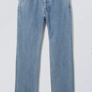 Säljer mina jeans från weekday då dem är för små. Byxorna är midwaist men går att använda som lågmidjat. Använt några gånger men är i väldigt bra skick. Värt att notera att det är flera knappar. Nypris 590kr💕