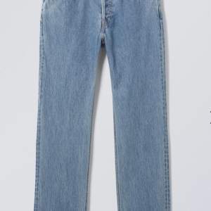 Säljer mina jeans från weekday då dem är för små. Byxorna är midwaist men går att använda som lågmidjat. Använt några gånger men är i väldigt bra skick. Värt att notera att det är flera knappar. Nypris 590kr💕