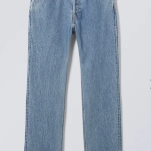 Weekday Pin Mid Straight Jeans - Säljer mina jeans från weekday då dem är för små. Byxorna är midwaist men går att använda som lågmidjat. Använt några gånger men är i väldigt bra skick. Värt att notera att det är flera knappar. Nypris 590kr💕