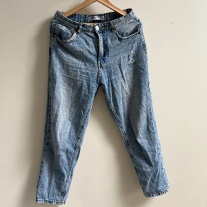 Ljusblåa Mom Jeans - Mycket bra skick! Superfina mom jeans som sitter bra vid höfterna.