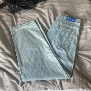 Ljusblå Big Boys - Tväääärfeta bigboys till salu! Har få brister vid benöppningen och en liten svart fläck vid ankeln. På sista bilden ser man de modifierade fickorna; 30cm djupa⁉️ Skriv dm om det dyker upp frågor eller prisförslag. 💭✌️(r3p5)