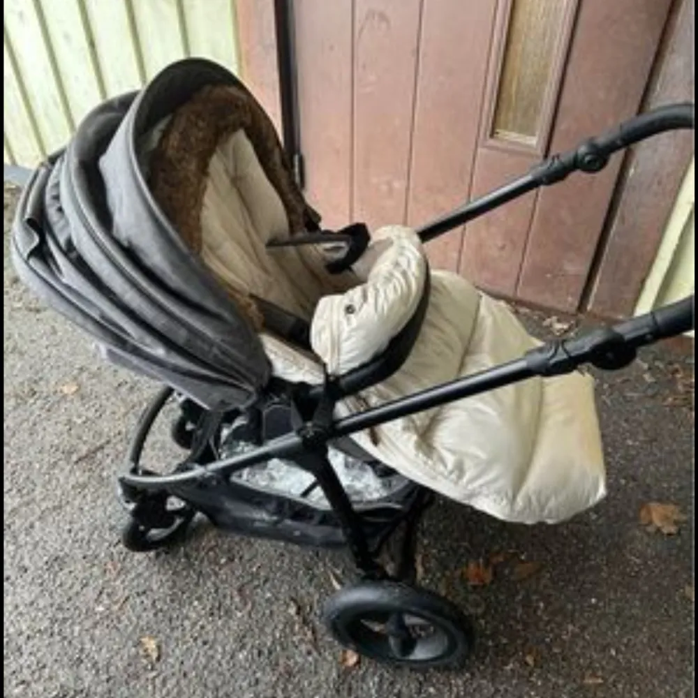 Petite cherie duo barnvagn med åkpåse och regnskydd Både liggdel och sittdelen finns  Inköpt höst 2023 så använt knappt ett halvår. . Övrigt.