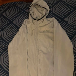 Armani windbreaker - Använd sällan, skick 9/10, säljs pga att den inte passar mig längre. 