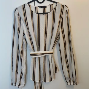 Randig blus - Säljer då den inte kommer till användning längre. Blusen har snöre i midjan som går att ta av.  Tröjan är i väldigt fint skick⭐️