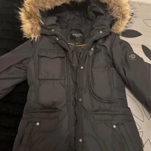 Jacka - Säljer min vinterjacka som jag har använt 6 månader bara. Jackan är som ny, unga fel på den och jätte bekväm och varm (pris kan diskuteras vid snabbaffär)