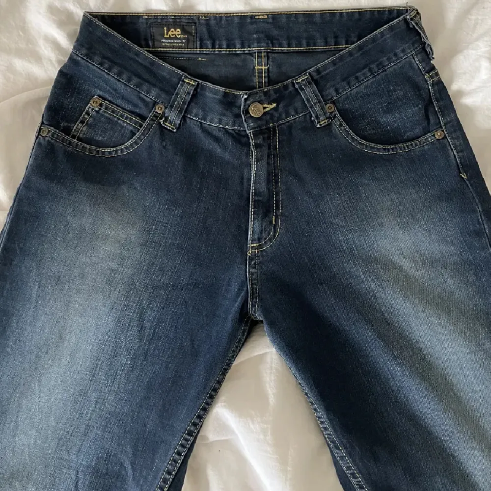 Säljer nu dessa jättecoola Lee jeansen i louse fit, skulle säga att de är straight i modellen. Vid mer information, vänligen kontakta via DM! . Jeans & Byxor.