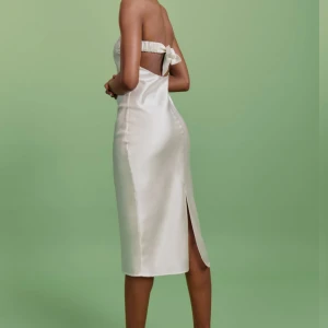 Klänning  - Super fin klänning från ginatricot köpt förra sommaren o i fint skick, de enda är att den har som någon konstig svart fläck (se bild) men går säkert att få bort  har bara inte lagt ner tiden på de då klänningen inte passar mig längre.  därav pris. 