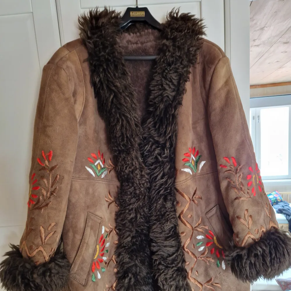 New condition genuine sheep skin embroidered afghan coat. Hand made in Afghanistan with genuine sheepskin all way through. New condition, only used a couple of times. This coat is 44 to 46. Measurements: Armpit to armpit 64cm layin flat Length 100cm . Jackor.