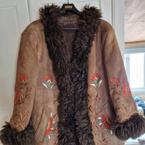 New condition genuine sheep skin embroidered afghan coat. Hand made in Afghanistan with genuine sheepskin all way through. New condition, only used a couple of times. This coat is 44 to 46. Measurements: Armpit to armpit 64cm layin flat Length 100cm 