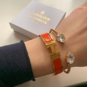 Caroline Svedbom - Otroligt fint justerbart armband från Caroline svedbom i guld. Jätte fint armband och passar till mycket. Säljer den för att jag har ett annan i en annan färg. Lite rostig på några ställen men fortfarande i jättebra skick 🩷orginalpris 795