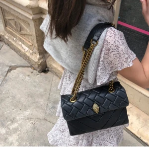 Kurt geiger väska - Släljer min väska, ganska sparsamt använd men de finns slitningar därav priset. Köpt på plick💕nypris 2800kr