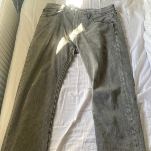 Levis jeans, modell 551-z, storlek W32 L34 - Knappt använda, inge slitage eller liknande. Innöpta för typ 1200-1400 nånting 400kr men vid snabbaffär kan de blir billigare.