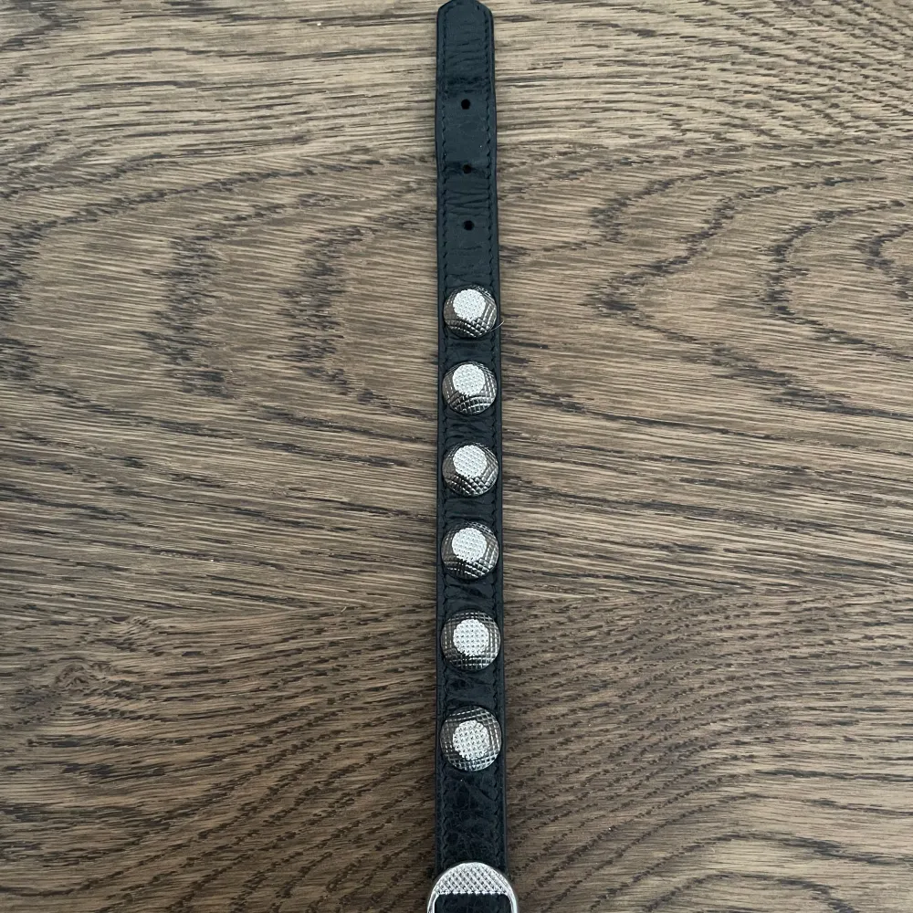 BALENCIAGA, armband i präglat skinn med silvriga nitar, storlek M, längd ca 21 cm. Väldigt fint skick, har dessvärre inte kvar kartong eller kvitto då detta var en gåva.. Accessoarer.