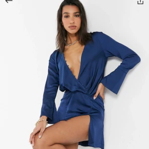 Klänning  - Jättefin klänning från ASOS design köpt för ca 500. Har lite märken från säkerhetsnål men inget som syns när man har på sig och fint skick annars