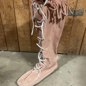 Minnetonka mockasiner rosa - Baby/gammalrosa klassiska minnetonkas. Strlk 37. Aningen använda men fortfarande i rätt gott skick. Fråga om bild via pm. 