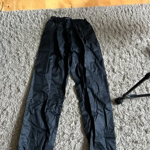 Ridregnbyxor - Superfina HELT oanvända ridregnbyxor från Kingsland. Ger bra grepp i sadeln. Finns fickor. Pris diskuterbart 🥰🤗